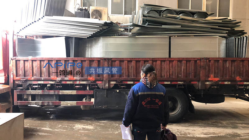 共板風(fēng)管裝車發(fā)貨江陰，用于地下車庫通風(fēng)與消防排煙工程